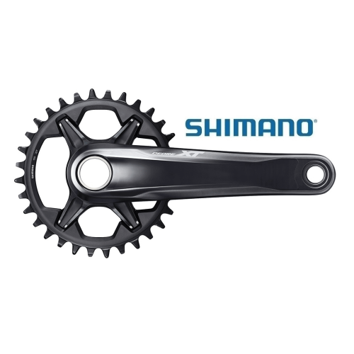 Detaljerad bild av ett Shimano XT FC-M8100 1x12 vevparti. Vevarmen och drevet framträder i skarpt ljus mot en ren, vit bakgrund, vilket accentuerar den exakta designen.