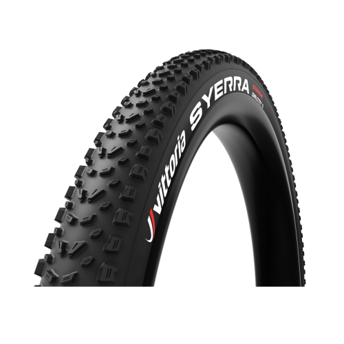 Ett detaljerat produktfoto av ett Vittoria Syerra MTB-däck i svart. Fokus på mönster och märkning, med skarpt ljus som framhäver texturen. Elegant och informativ bild för cykelentusiaster.