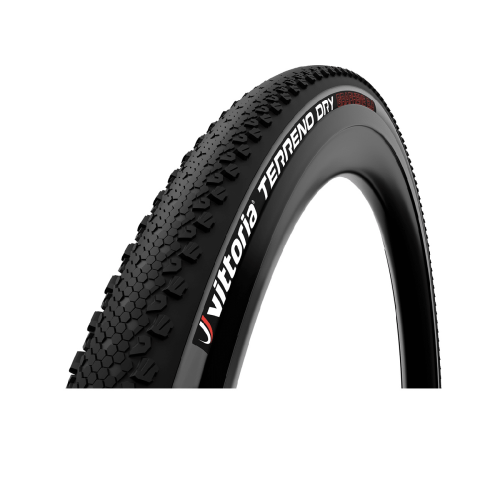 Ett Vittoria Terreno Dry cykeldäck, tydligt visat med dess grå/svarta färg och mönster. Optimalt ljus framhäver detaljerna i däcket och lämpar sig väl för torra förhållanden.