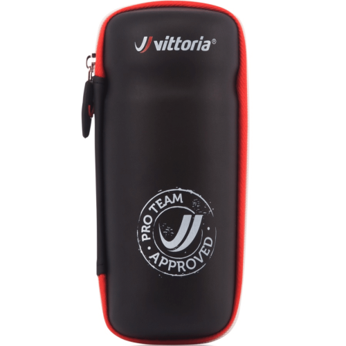 Vittoria Zip Case verktygsflaska i svart med röd kant, märkt med "Vittoria" och "Pro Team Approved". Produktfotografering med jämnt ljus mot vit bakgrund, framhäver detaljer och färger.