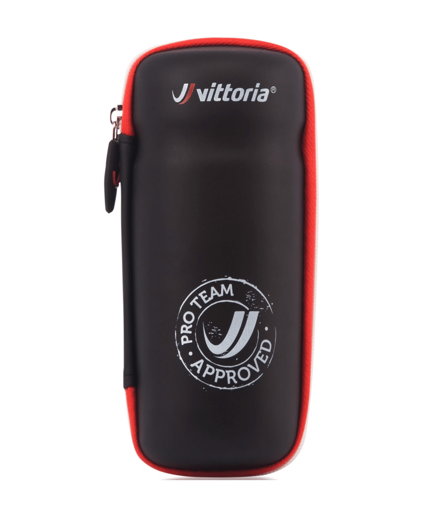 vittoria-vip-case.png Vittoria Zip Case verktygsflaska i svart med röd kant, märkt med "Vittoria" och "Pro Team Approved". Produktfotografering med jämnt ljus mot vit bakgrund, framhäver detaljer och färger.