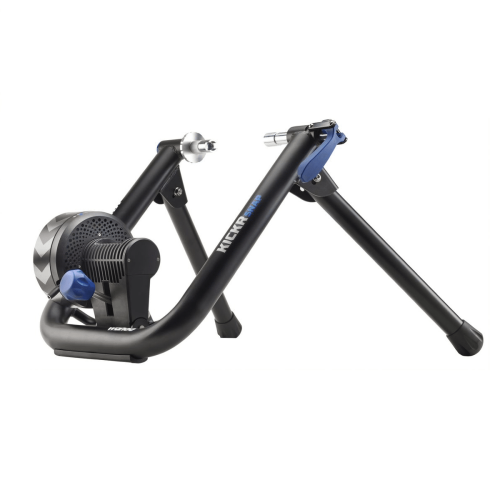 Wahoo Kickr Snap cykeltrainer i svart med blå detaljer, placerad mot en vit bakgrund. Belysningen är jämn, vilket framhäver produktens detaljer och design.