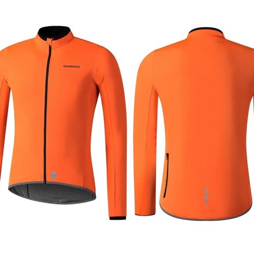 Fram- och bakifrån på Shimano Windflex Jacket, en långärmad, ljusorange cykeljacka med svart dragkedja, Shimano-logotyp på vänster bröst fram, något droppad fåll bak och en liten grå tagg på nedre delen av framsidan.
