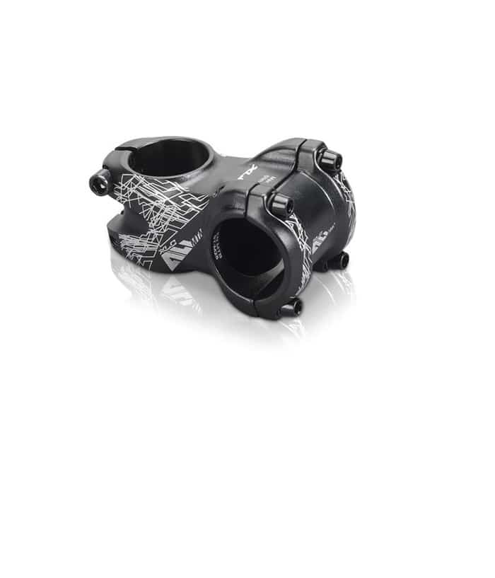 xlc-stem-55.jpg Detaljerad bild av en svart XLC MTB-styrstam med vita dekorationer, avbildad mot en vit bakgrund med subtila skuggor som framhäver dess form och design.
