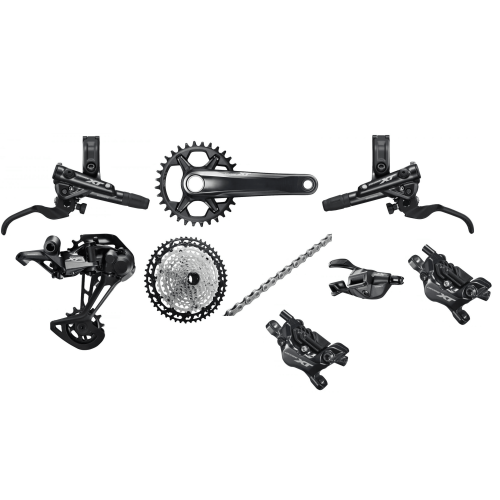 Shimano XT M8100 cykelkomponenter i en gruppbild, inklusive vevparti, kassett, kedja, bakväxel, växelreglage och bromsar. Detaljerad återgivning med fokus på texturer och material.