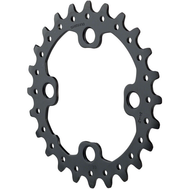 y1rp24000.640 Detaljerad bild av ett svart Shimano framdrev för Deore FC-M617, med skarpt ljus som framhäver de precisa skärningarna och den matta ytan. Tänderna och hålen är tydligt definierade.