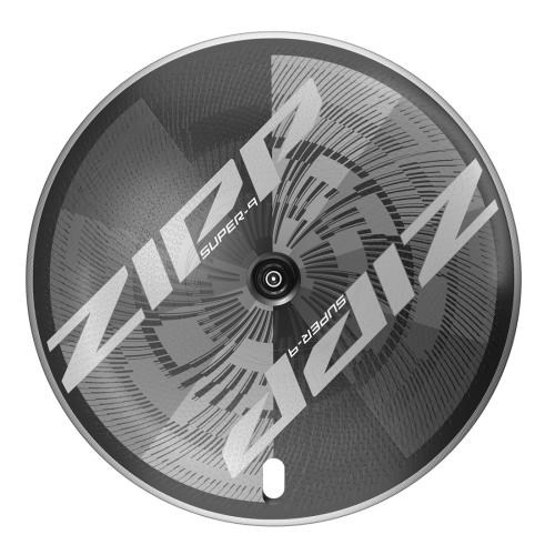 Detaljerat bakhjul Zipp Super-9 för fälgbroms, framställt i kolfiber med "Super-9" text. En kombination av matt och blank finish fångar ljuset elegant, vilket framhäver den aerodynamiska designen.