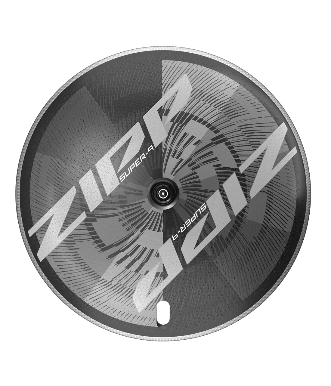 zipp-super-9-disc.png Detaljerat bakhjul Zipp Super-9 för fälgbroms, framställt i kolfiber med "Super-9" text. En kombination av matt och blank finish fångar ljuset elegant, vilket framhäver den aerodynamiska designen.