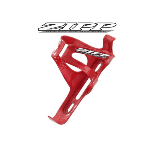 En röd Zipp Speed Cage kolflaskställ med Zipp-logotypen på sidan visas mot en vit bakgrund, med en större Zipp-logotyp ovanför buren.