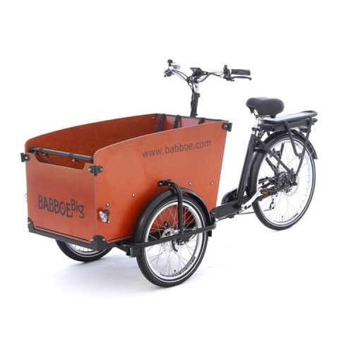 En Babboe Big E lastcykel visas mot en vit bakgrund. Cykeln har en stor trälåda fram och ett elsystem, vilket gör den perfekt för familjer.
