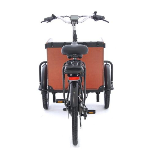 En Babboe Big E 450 lastcykel, sedd bakifrån, i studiobelysning. Cykeln har en stor trälåda bakom sadeln, med svarta stänkskärmar och hjul på sidorna.