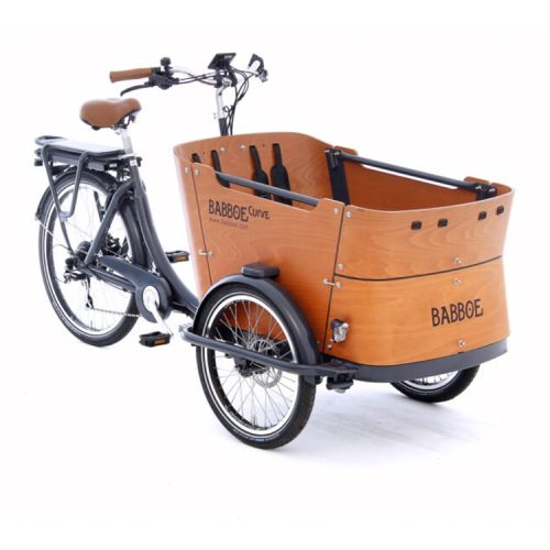 Lådcykel Babboe Curve E Sverige Edition 450, med träkorg och grå ram, står i studioljus. Detaljer som sadel, styre och däck framträder tydligt.