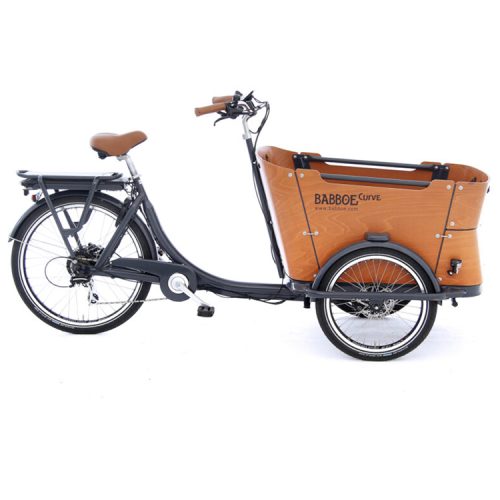 En grå Babboe Curve E lastcykel Sverige Edition 450 med brun träkorg och sadel, stående i studioljus mot en vit bakgrund.