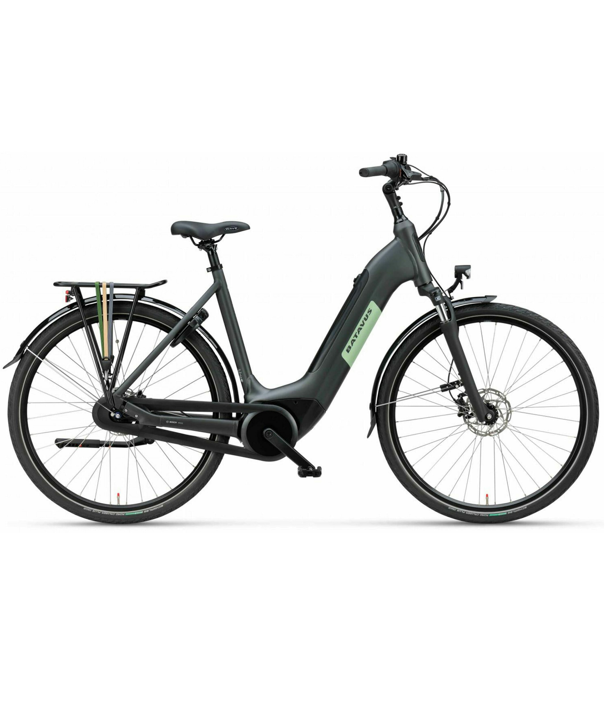 Batavus-Altura-mattsvart.jpg En svart Batavus Altura E-GO elcykel visas i profil mot en vit bakgrund. Cykeln är utrustad med pakethållare, framljus och skivbromsar. Detaljrik bild med jämnt ljus.