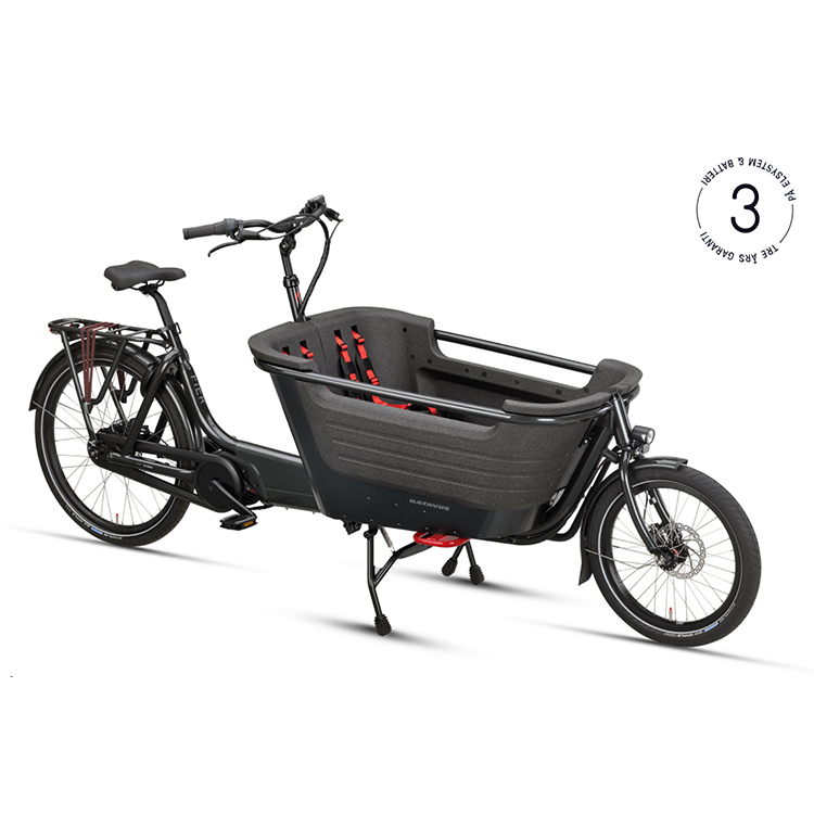 Batavusfier2.jpg En svart Batavus Fier 2 Nexus lastcykel står i ett ljust och rent utrymme. Cykeln har en stor lastkorg fram med röda säkerhetsbälten och ett tydligt "3 års garanti" märke i övre högra hörnet.