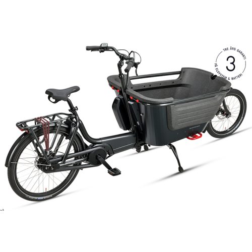 Mörkgrå Batavus Fier 2 Nexus lastcykel i studiobelysning. Cykeln har en lastlåda framtill och ett bagageutrymme baktill. Den framhäver design och funktioner på ett tydligt sätt.