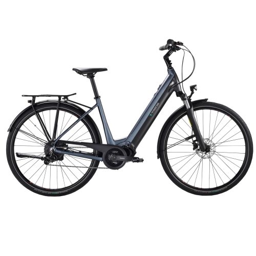 En grå Bianchi T-Tronik elcykel i detaljrikedom, fångad i skarpt ljus. Cykeln har skärmar, pakethållare och tydliga Shimano-komponenter, vilket framhäver dess funktionalitet och design.