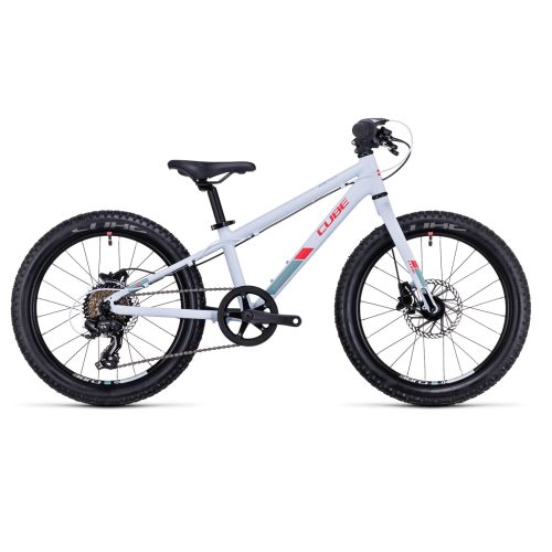 En barncykel Cube Acid 200 Disc 7s i vitt med detaljer i rött och grått. Cykeln är fotograferad i en studio med neutralt ljus och visar tydligt design och komponenter.