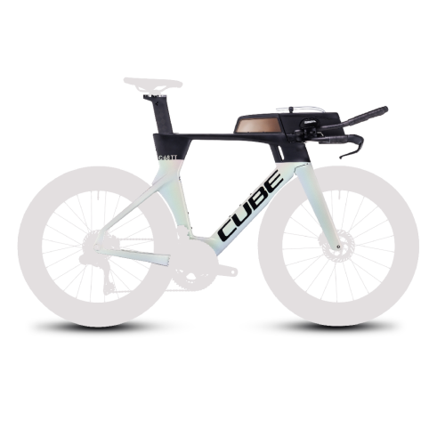 Cube Aerium C:68 TT triathloncykel i en studiobild, detaljerad med aerodynamiska former och högkvalitativa komponenter. Cykeln presenterar en futuristisk design mot en ljus bakgrund.
