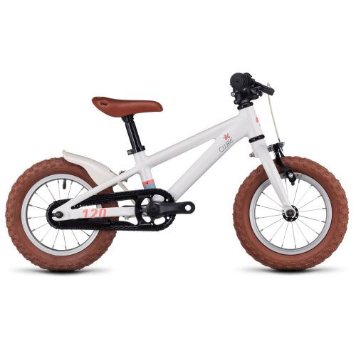 Vit Cubie 120 RT 0s barncykel i profil mot vit bakgrund. Soligt ljus framhäver bruna däck och sadel. Detaljerad bild som visar cykelns komponenter.