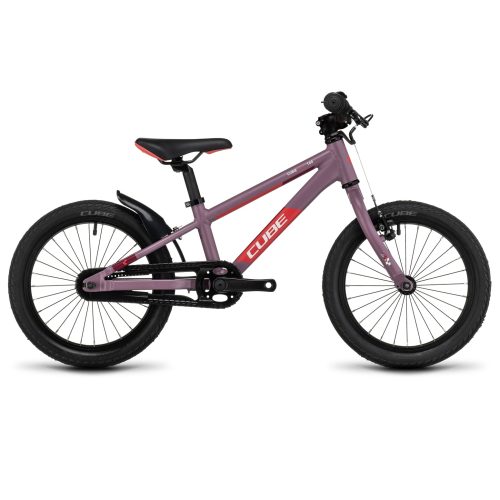 Lilafärgad Cube Cubie 160 RT barncykel med 16-tums hjul i detalj. Den har svarta däck, svart sadel med röda detaljer, och Cube-logotypen på ramen. God belysning framhäver cykelns design.