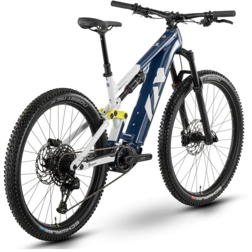 En Husqvarna Mountain Cross MC2 el-mountainbike i blått och vitt, med fram- och bakdämpning, avbildad i en studio med neutral belysning och fokus på detaljer.