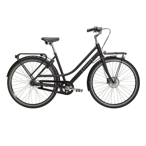 En svart Monark Nytan damcykel med sju växlar och 28-tums hjul visas i detalj. Den neutrala bakgrunden framhäver cykelns eleganta design och funktionella detaljer.