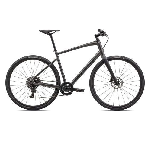 Herrcykel Specialized Sirrus X 4.0 Disc i grå färg mot en ljus bakgrund. Detaljerade vinklar visar däck, ram och växlar i bra ljus för tydlighet.
