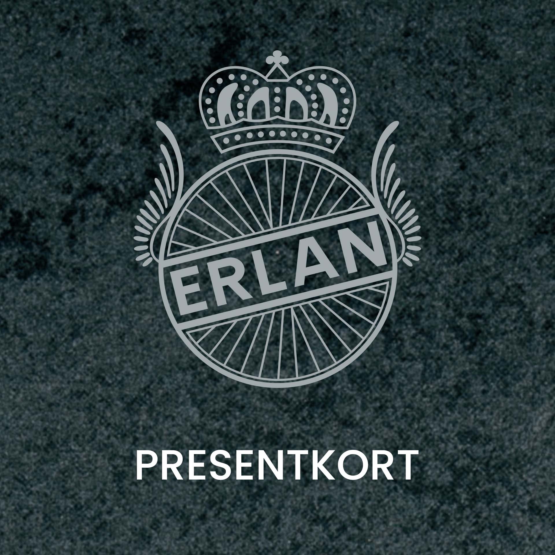 Presentkort från Erlan med företagets gråa logotyp i form av ett hjul med en krona på toppen, mot en mörkblå, melerad bakgrund. Atmosfären är lugn och stilren.