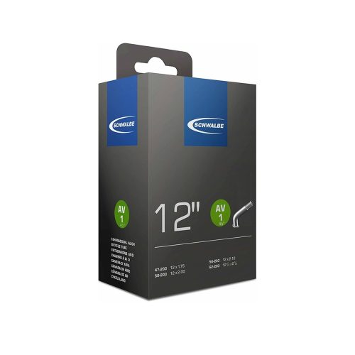 En detaljrik bild visar en förpackning med en Schwalbe AV1 cykelslang, avsedd för barnvagnar. Förpackningen har en matt grå färgton med blå fält högst upp och markeringar i grönt och vitt.