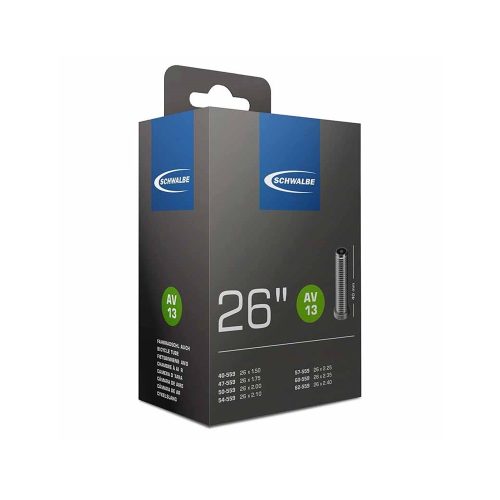 Förpackning med en Schwalbe AV13 cykelslang med 40 mm Schrader/bilventil. Förpackningen har en grå färg med blå detaljer, däribland Schwalbe-logotypen. Bilden har en ren, produktfokuserad atmosfär med bra belysning.