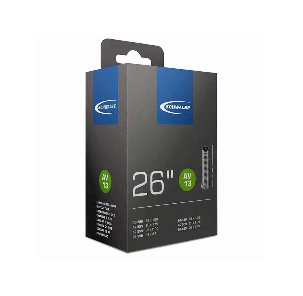 10425340 Förpackning med en Schwalbe AV13 cykelslang med 40 mm Schrader/bilventil. Förpackningen har en grå färg med blå detaljer, däribland Schwalbe-logotypen. Bilden har en ren, produktfokuserad atmosfär med bra belysning.