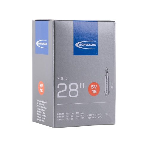 Produktbild av en Schwalbe SV16 cykelslang för 28-tums hjul. Förpackningen är grå med blå detaljer, och visar tydligt information om storlek och ventiltyp, med en ventil avbildad.