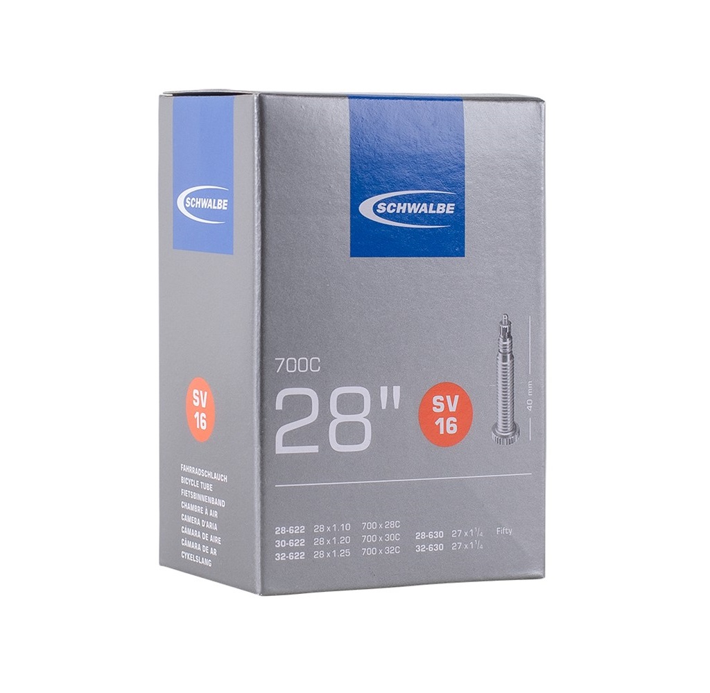 10431343 Produktbild av en Schwalbe SV16 cykelslang för 28-tums hjul. Förpackningen är grå med blå detaljer, och visar tydligt information om storlek och ventiltyp, med en ventil avbildad.