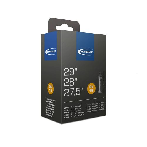 Produktbild av Schwalbe DV19 cykelslangsförpackning, med storlekar 29", 28" och 27.5" markerade. Kartongen är grå och blå med vita logotyper. Produktnamnet är tydligt synligt.