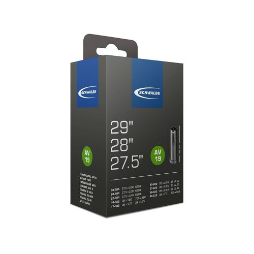 Bilden visar en Schwalbe AV19 cykelslangförpackning i grå och blått. Förpackningen anger slangstorlekar 29", 28", 27.5". En 40 mm Schrader-ventil visas också. Mjukt, jämnt ljus framhäver produktinformationen.