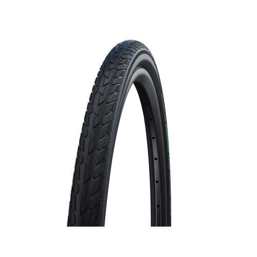 Ett detaljerat fotografi av ett Schwalbe Road Cruiser standarddäck, monterat på fälg. Däcket visas i en upprätt position, under neutral belysning som framhäver däckmönstret.