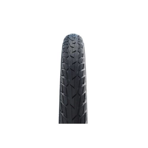 Ett svart Schwalbe Road Cruiser standarddäck visas mot en vit bakgrund. Däcket har ett distinkt mönster och stark belysning framhäver gummits detaljer och struktur.