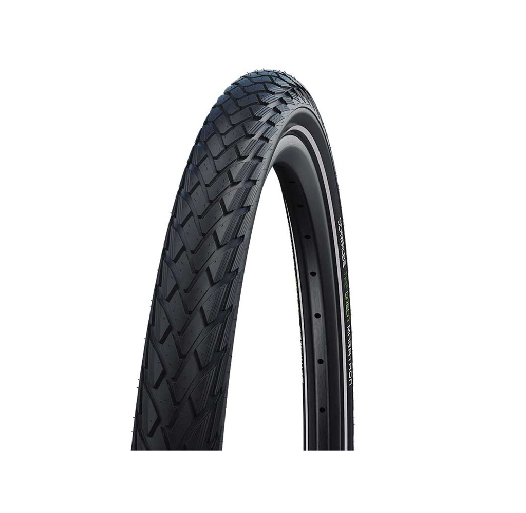 11159412 Ett detaljerat fotografi av ett Schwalbe Green Marathon standarddäck, modellen 47-406/47-507 mm. Däcket visas i en studiobelysning mot en vit bakgrund, vilket framhäver dess mönster och detaljer.