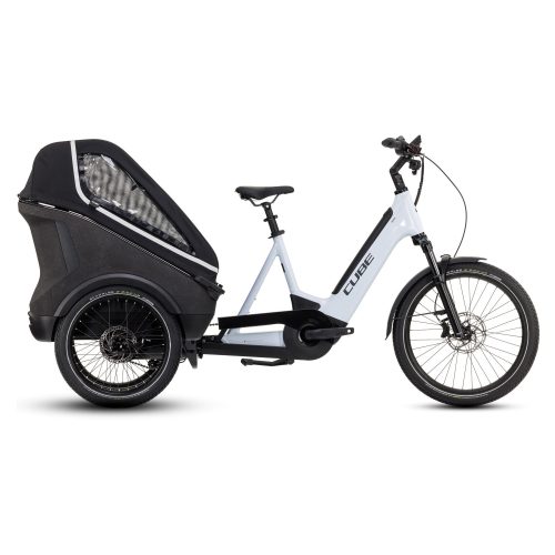 Lastcykel Cube Trike Family Hybrid 750 i vit och svart. En lådcykel för familjer med barnkorg baktill. Detaljrika skuggor ger en dynamisk känsla med ett jämnt ljus.