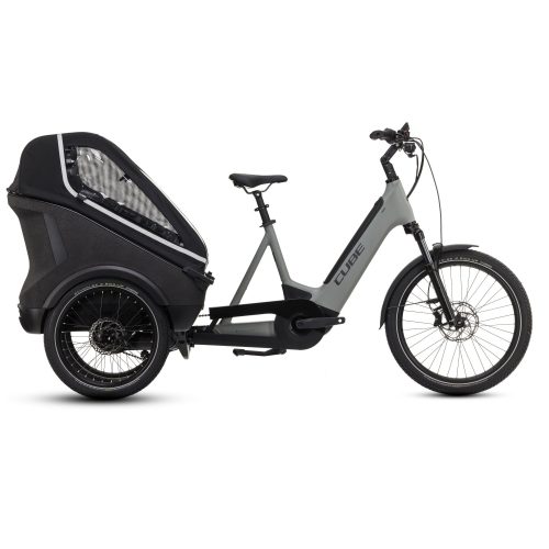 Grå Cube Trike Family Hybrid 750 lastcykel med lastlåda och lock, fotograferad i studio mot vit bakgrund. Belysningen är jämn och visar cykelns detaljer tydligt.