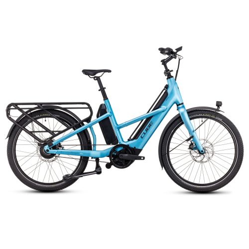 Lastcykel Cube Longtail Hybrid 725 i ljusblå färg, fotograferad i studio med jämn belysning. Fokus på detaljer som däck, ram och lastutrymme.