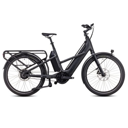 En mörkgrå Cube Longtail Hybrid 725 elcykel står i en studio med starkt ljus. Detaljer som däckmönster, display och pakethållare är tydligt synliga mot den vita bakgrunden.