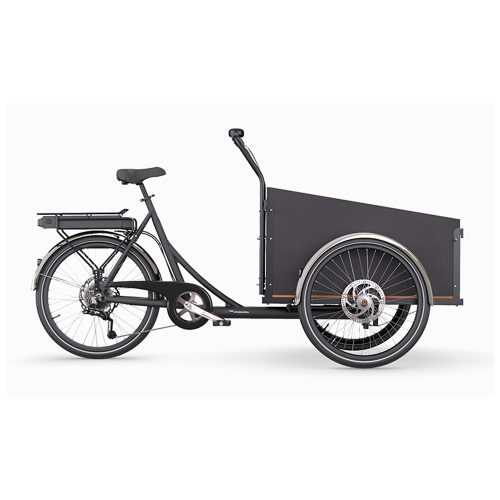 Svart Christiania Light Comfort E-drive lastcykel i profil mot en vit bakgrund. Fokus på detaljer som batteri, sadel och lastlåda med hjul. Ljust och välbelyst.