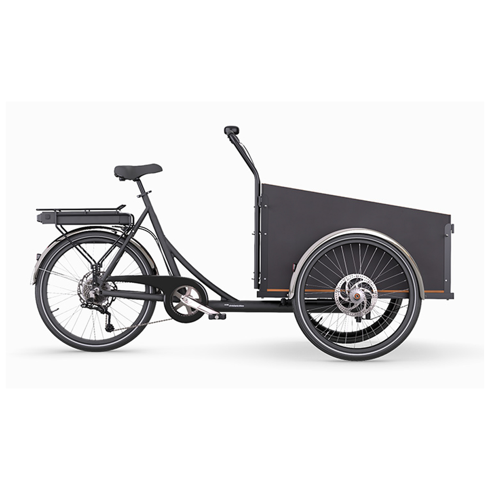 Christiania Comfort E-drive1 Svart Christiania Light Comfort E-drive lastcykel i profil mot en vit bakgrund. Fokus på detaljer som batteri, sadel och lastlåda med hjul. Ljust och välbelyst.