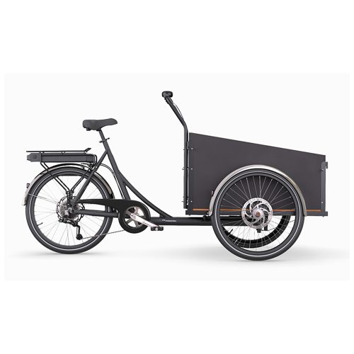 Svart Christiania Light lastcykel med brun lastlåda, framhjulet tydligt i fokus. E-driven framhävs i en ljus och detaljrik miljö, perfekt för att transportera last eller barn.