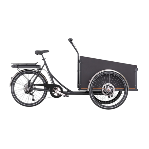 En svart och brun lasttrehjuling, Lådcykel Christiania E-drive R1 Medium Sluttande, har en stor, lutande rektangulär låda framtill samt två framhjul och ett bakhjul. Denna mångsidiga trehjuling är avsedd för transport av gods eller passagerare och är utrustad med ett bakmonterat batteri för effektiv elassistans.