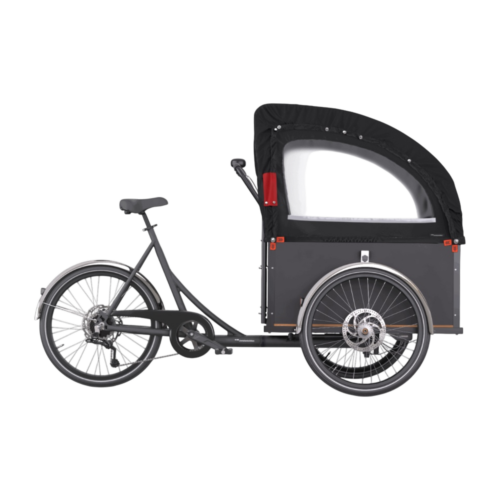 En Lastcykel Christiania Light Straight Box E-drive i svart/brunt, med två framhjul och ett bakhjul, samt ett rymligt främre lastutrymme täckt av en svart kapell med genomskinliga fönster för transport av gods eller passagerare.