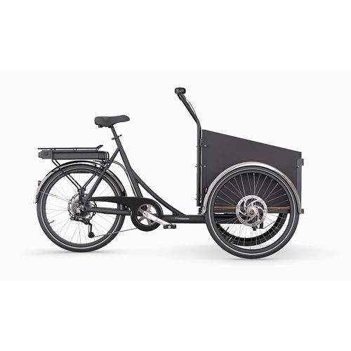 Svart Christiania Light Short Box E-drive lastcykel i profil mot en vit bakgrund. Modernt utförande med låda fram och eldrift. Diskreta detaljer framhävs av jämn belysning.