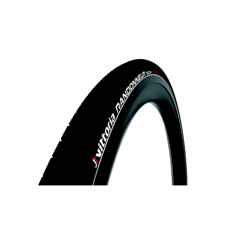 Närbild av ett svart Vittoria Randonneur Tech G2 City Reflex däck, monterat på en fälg. Däcket har vit text och reflexdetaljer i rött, belyst med mjukt ljus.